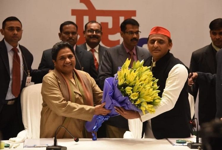 प्रेस कांफ्रेंस में बसपा सुप्रीमो मायावती का स्वागत करते सपा के राष्ट्रीय अध्यक्ष अखिलेश यादव।