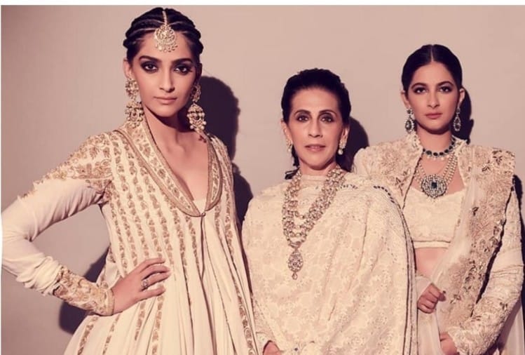 Sonam Kapoor Sunita Kapoor And Rhea Kapoor In White Gold Outfits By Rohit Bal - शादी के 8 महीने बाद पहली बार मां और बहन के साथ सोनम ने कराया ऐसा फोटोशूट,