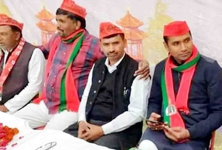 सपा प्रवक्ता सुनील सिंह साजन के बगल में बैठे सुशील दीक्षित (सफेद शर्ट व हाफ जैकेट में) फाइल फोटो