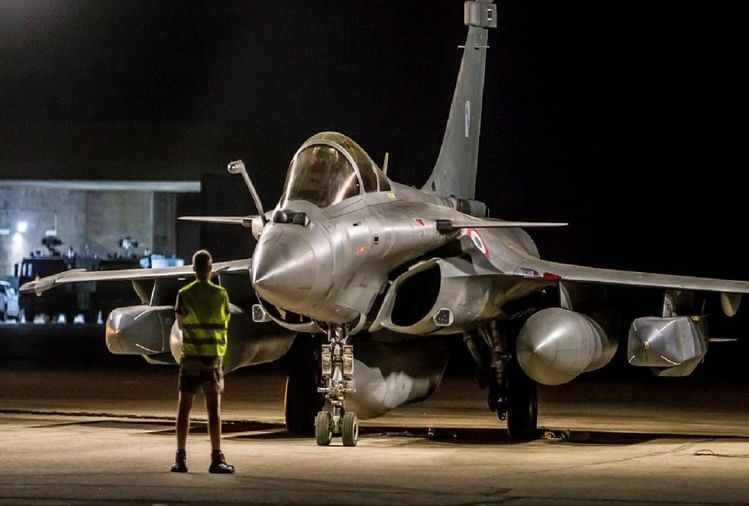 राफेल विवाद : फ्रांस सरकार ने भारत के मुकाबले सस्ते विमान खरीदने का किया खंडन Rafale