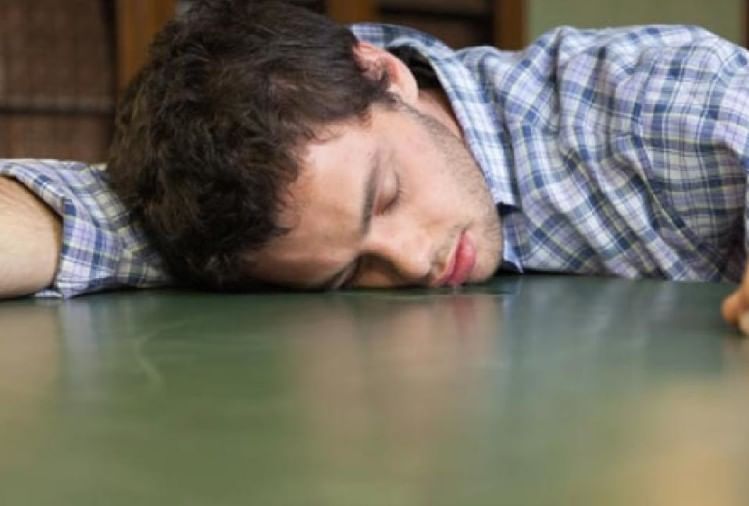 Know Why People Drool During Sleeping सोते समय मुंह से लार बहने के