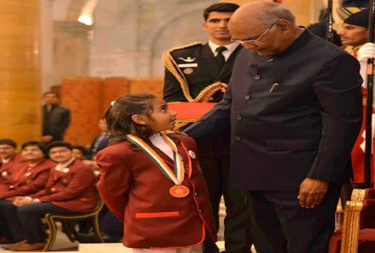 ईहा से बात करते राष्ट्रपति रामनाथ कोविंद