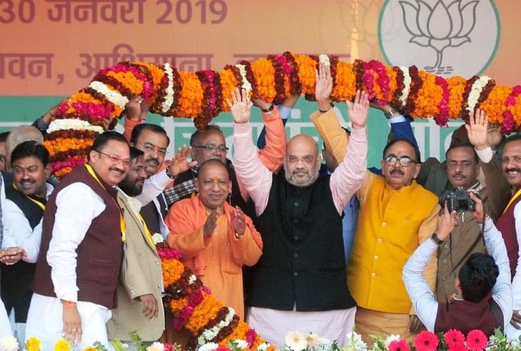 भाजपा के राष्ट्रीय अध्यक्ष अमित शाह के साथ मुख्यमंत्री योगी व प्रदेश भाजपा अध्यक्ष महेंद्रनाथ पांडेय व अन्य।
