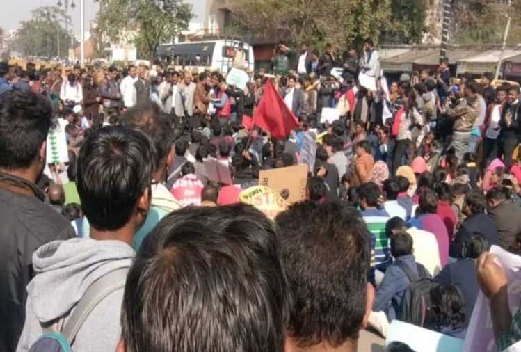 वाराणसीः सुप्रीम कोर्ट के फैसले के विरोध में निकाला आक्रोश मार्च, पुलिस से हुई झड़प मार्च निकालते छात्र