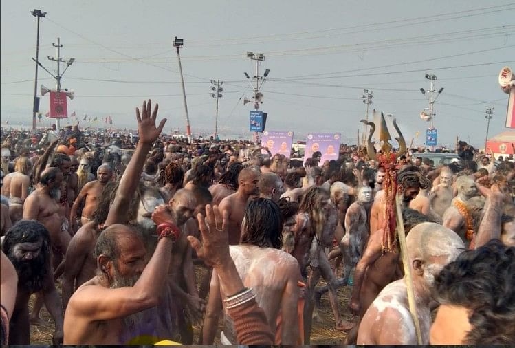 Kumbh Mela 2019: मौनी अमावस्या पर शाही स्नान के लिए श्री पंच दिगम्बर अनी अखाड़ा संगम पहुंचा Kumbh Mela 2019: mauni amavasya Dusra shahi snan All 13 akhara holy dip, Know all Live updates