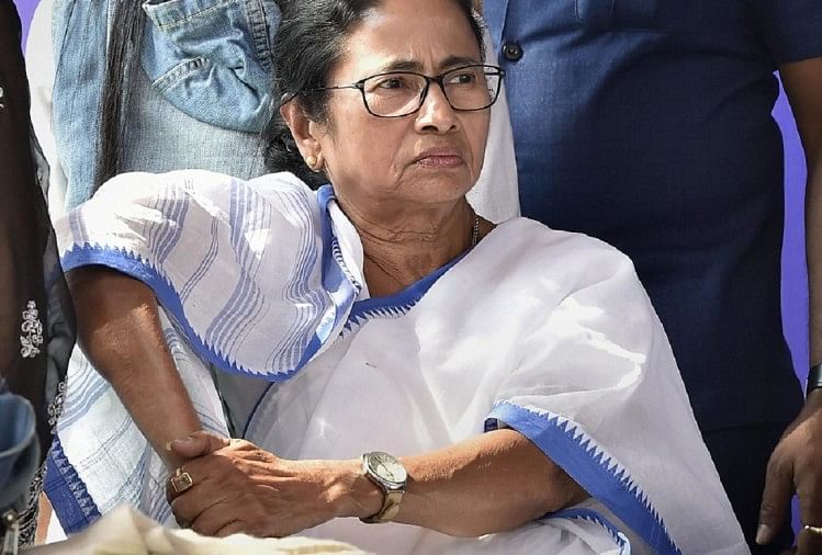 ममता बोलीं- जान देने को तैयार हूं, लेकिन समझौता नहीं करूंगी, धरना जारी Mamata Banerjee is holding her Save the Constitution dharna, will address budget session from here