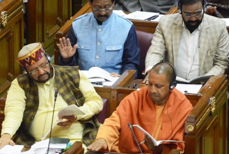 बजट भाषण के दौरान सदन में मौजूद मुख्यमंत्री योगी आदित्यनाथ।