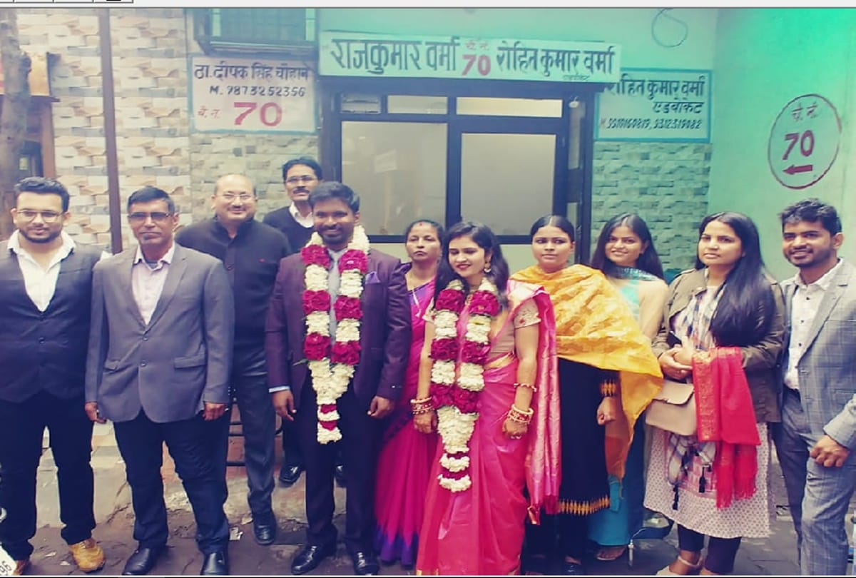 Ias And Irs Official Married In Court In Ghaziabad ब ड ब ज न ब र त आईएएस और आईआरएस अध क र न क र ट म क श द Amar Ujala Hindi News Live