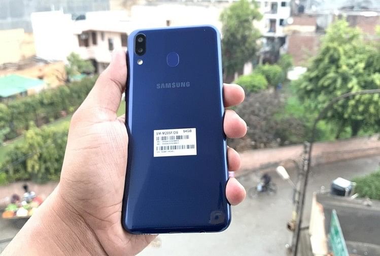 Samsung Galaxy M Go To Sale In India Today Via Amazon With Rs 1 000 Price Cut स मस ग ग ल क स M क खर दन क आज श नद र म क आज म ल ग 1000 र पय क छ ट