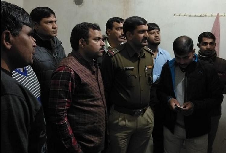 सीसीटीवी फुटेज की पड़ताल करते पुलिस अधिकारी
