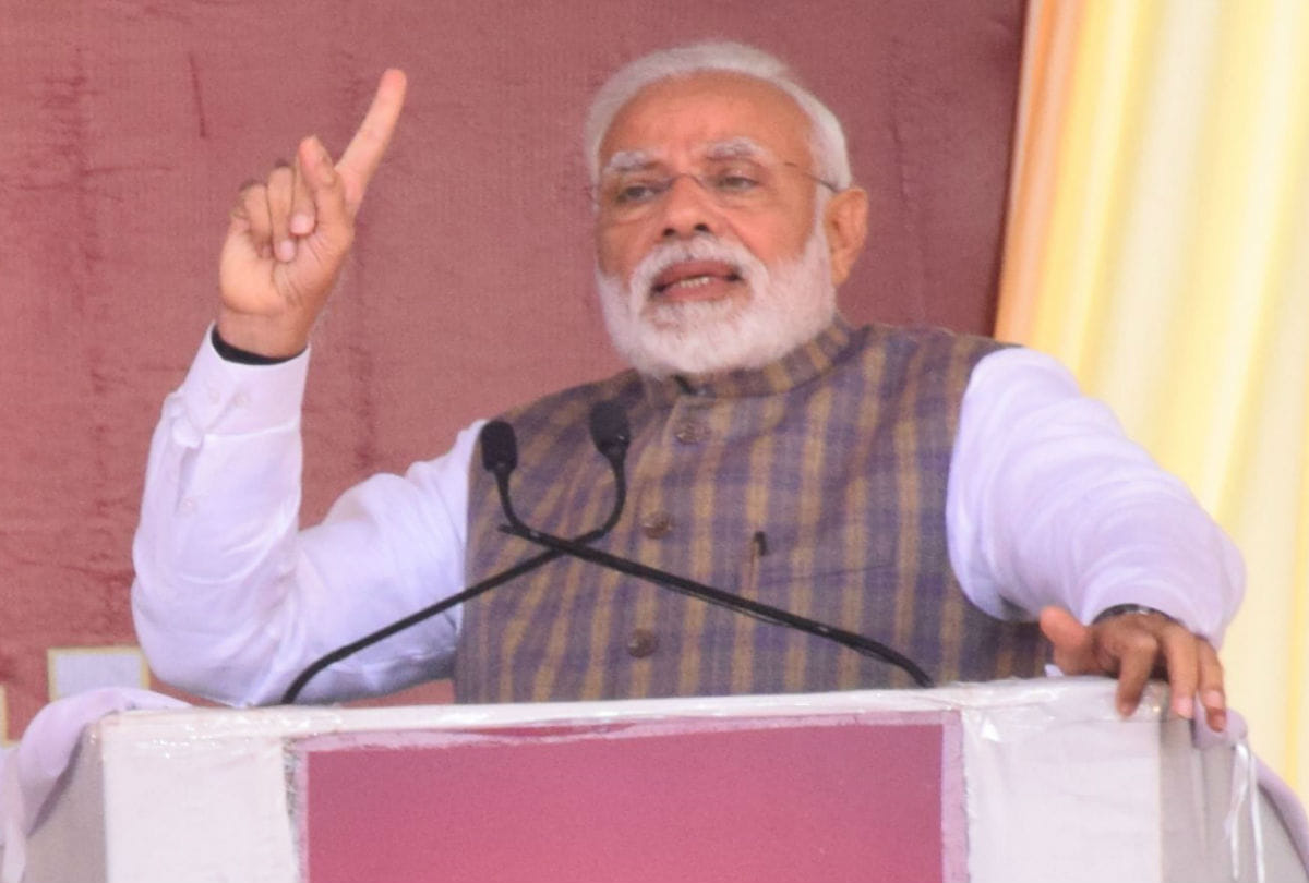 प्रधानमंत्री नरेंद्र मोदी ने फरवरी 2017 में उत्तर प्रदेश में एक चुनावी जनसभा में कहा था  ''मैं गुजरात में पैदा हुआ, उत्तर प्रदेश ने मुझे गोद ले लिया और मैं ऐसा बेटा नहीं हूं जो माई- बाप को छोड़ दे।
