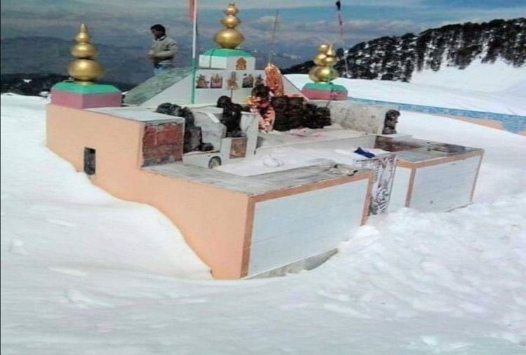 Unique Story Of Shikari Mata Temple In Mandi Of Himachal - हिमाचल में मां शिकारी के मंदिर और मूर्तियों पर नहीं टिकती बर्फ, ये है वजह - Amar Ujala Hindi News Live