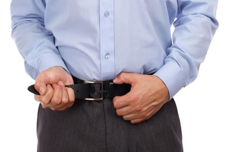 Effect Of Wearing Tight Belt In Hindi टाइट बेल्ट बांधते हैं तो हो जाएं सावधान, कैंसर तक हो