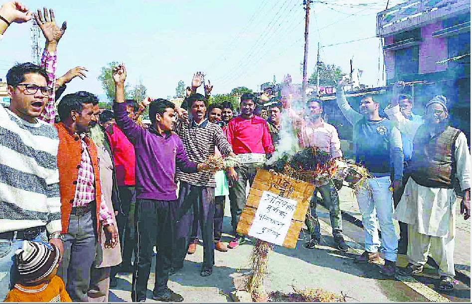 People Paid Tribute To Martyrs People Demand For Revenge प र व स न क ल ग न शह द स न क क श रद ध जल द Amar Ujala Hindi News Live