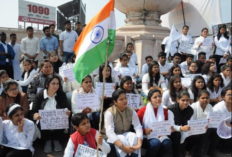 हमले का विरोध कर रहे लोग