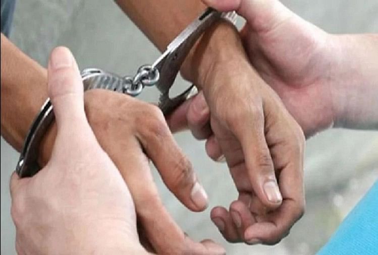 अलीगढ़ हत्याकांड: साजिश में शामिल आरोपी की पत्नी गिरफ्तार, पूछताछ में जुटी पुलिस सांकेतिक तस्वीर