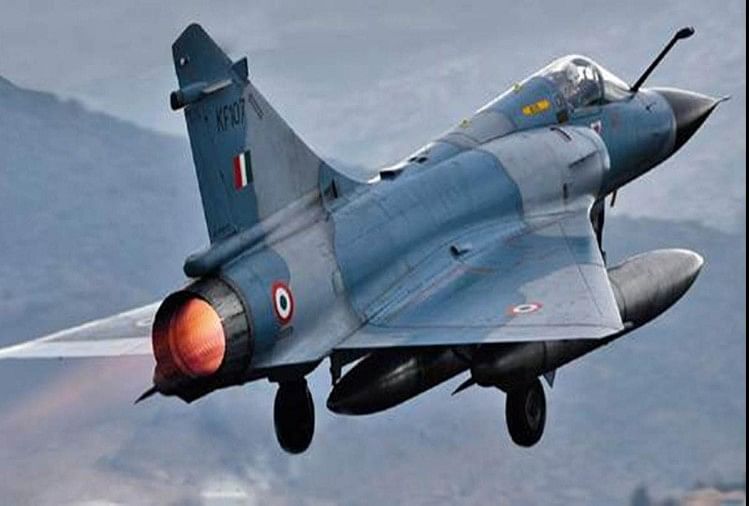 Why Iaf Chose Mirage 2000 Fighter Plane Which Attacked Terrorist Camp In  Pok - आखिर क्यों चुना गया मिराज 2000, जिसने पीओके में आतंकी ठिकानों को किया  बर्बाद - Amar Ujala Hindi News Live