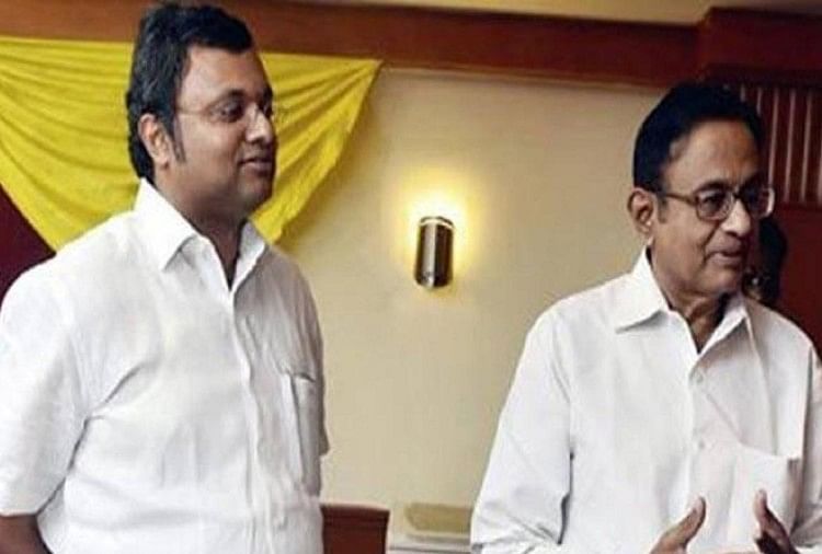 एयरसेल-मैक्सिस मामला: पी चिंदबरम और बेटे कार्ति को दिल्ली कोर्ट से मिली राहत कार्ति और पी चिंदबरम (फाइल फोटो)