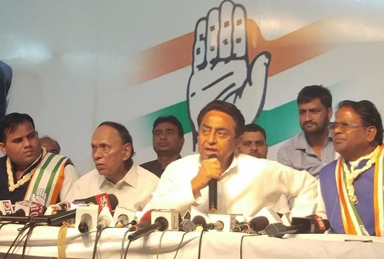 लोकसभा चुनाव के एलान से कुछ देर पहले बसपा के 10 नेताओं ने थामा कांग्रेस का दामन कमलनाथ की मौजूदगी में बसपा नेता कांग्रेस में शामिल हुए