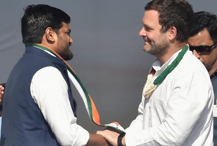 कांग्रेस अध्यक्ष राहुल गांधी के सामने हार्दिक पटेल ने पार्टी की सदस्यता ग्रहण की