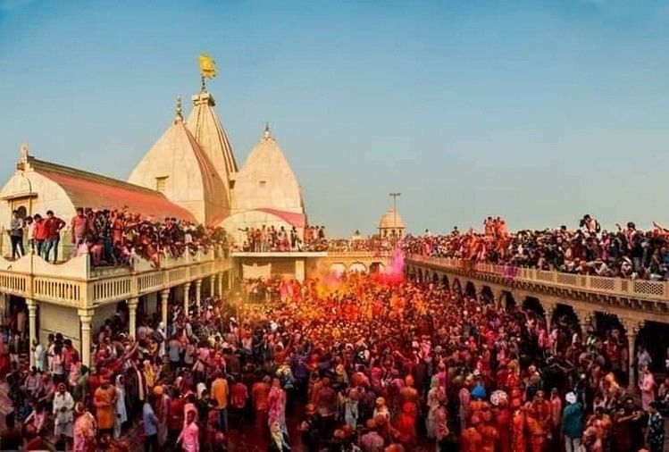 लड्डू होली के दौरान श्रीजी मंदिर में भक्तों की भीड़