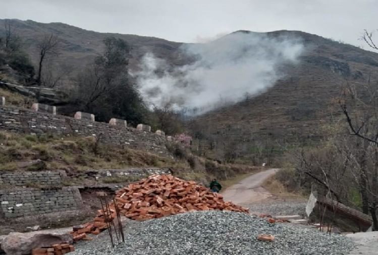 पाकिस्तान द्वारा किए गए सीजफायर के बाद उठता धुंआ