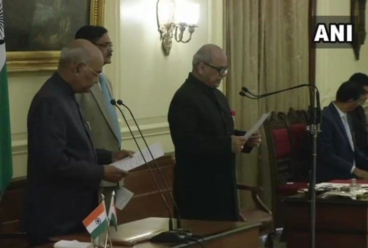शपथ लेते हुए जस्टिस पिनाकी घोष