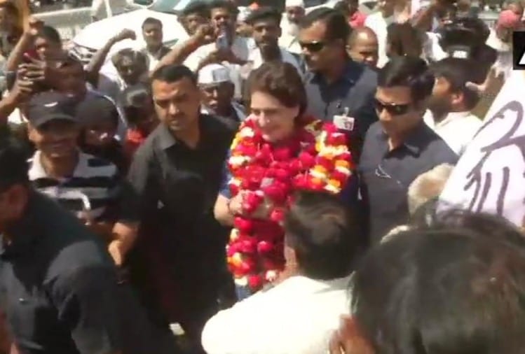 अमेठी पहुंची प्रियंका गांधी वाड्रा।