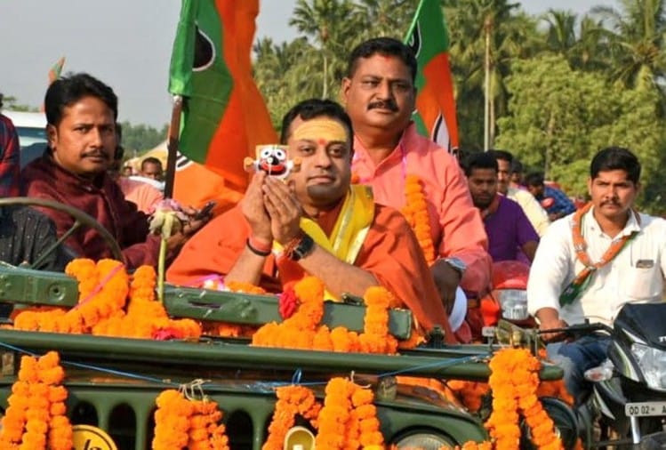 हाथ में मूर्ति लेकर प्रचार करते संबित पात्रा