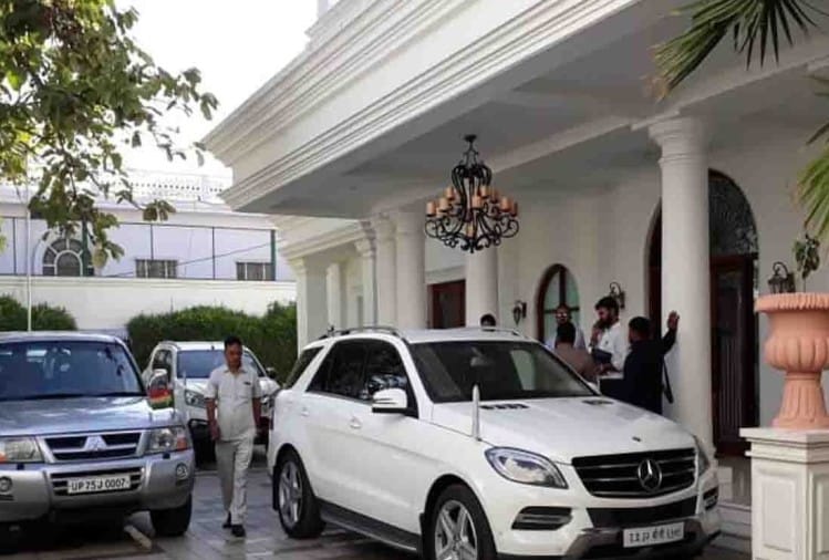 मुलायम से आवास पर मिलने पहुंचे शिवपाल यादव