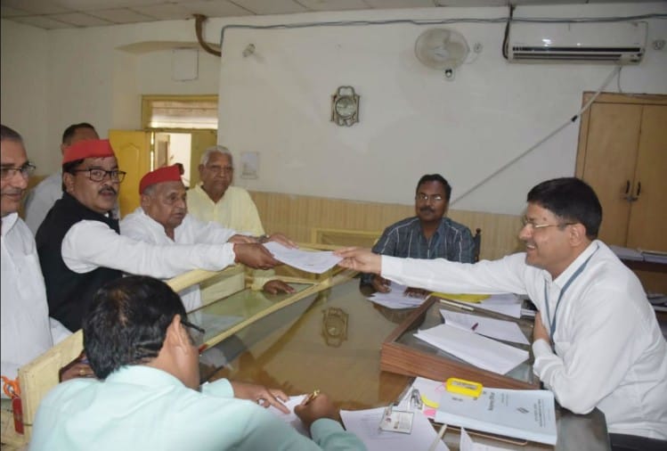 रिटर्निंग ऑफिसर को नामांकन पत्र सौंपते मुलायम सिंह यादव