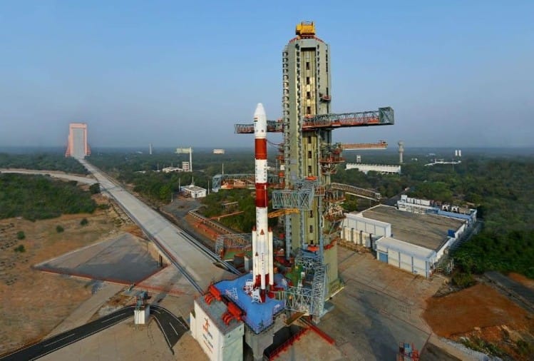 भारत ने रचा एक और इतिहास, इसरो ने आतंकियों पर निगरानी के लिए अंतरिक्ष में एमसैट किया लांच ISRO introduces 27 hours countdown to create another history