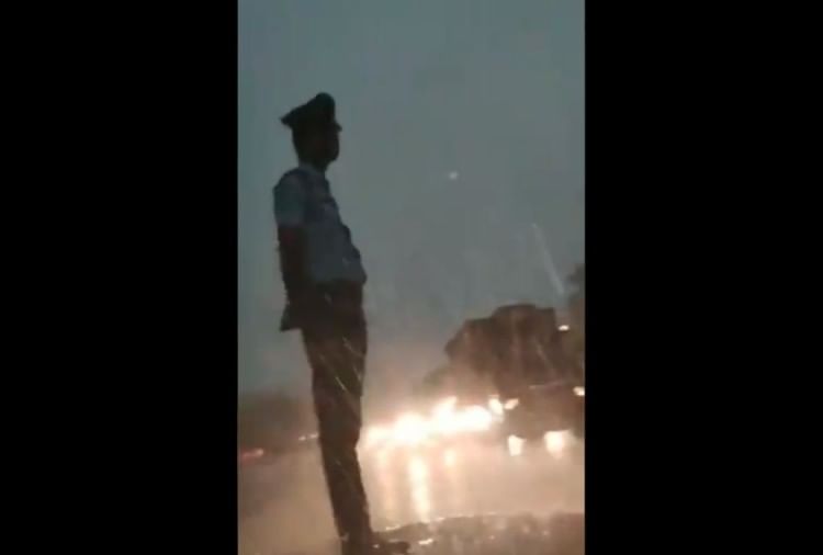 असम: तूफान के बीच भी खड़ा रहा पुलिसकर्मी, सोशल मीडिया पर बना हीरो मिथुन दास