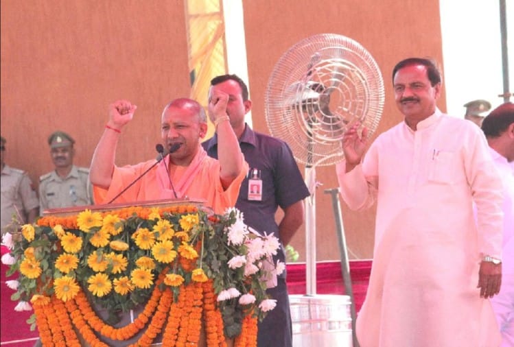 सभा को संबोधित करते हुए सीएम योगी