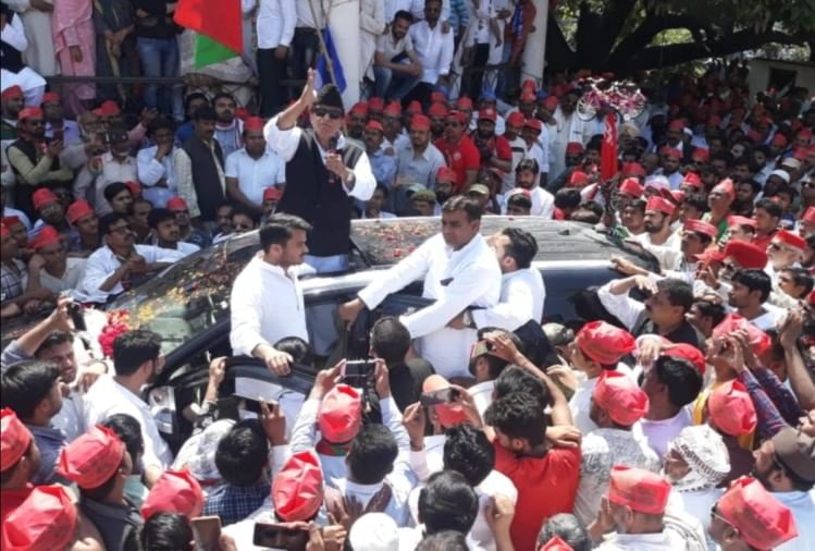 रामपुर सीट से नामांकन दाखिल करने जाते हुए आजम खां