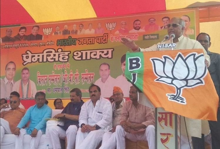 योगी के मंत्री का बड़ा बयान, बोले- यह लोकसभा चुनाव हिंदुस्तान बनाम पाकिस्तान कार्यक्रम को संबोधित करते सिंचाई मंत्री धर्मपाल सिंह