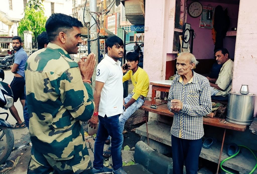 डोर टू डोर वोट मांगते तेजबहादुर यादव