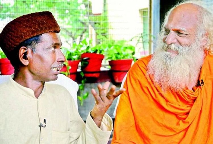 अयोध्या मामला: केंद्र सरकार की याचिका के खिलाफ सुप्रीम कोर्ट पहुंचा निर्मोही अखाड़ा मुस्लिम पक्षकार और निर्मोही अखाड़ा के संत बातचीत करते हुए (फाइल फोटो)