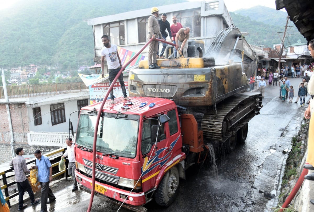 आग बुझाते अग्निशमन कर्मी