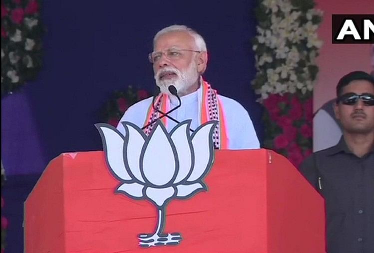गुजरात में गरजे मोदी: कर्नाटक के बाद मध्य प्रदेश को कांग्रेस ने बनाया एटीएम, निकल रहे नोट Narednra Modi