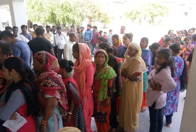 लोकसभा चुनाव 2019 LIVE: उत्तराखंड की पांच सीटों पर 5 बजे तक हुआ 57.85 फीसदी मतदान राजकीय इंटर कॉलेज राजपुरा में फिर बूथ पर पहुंचने लगे मतदाता