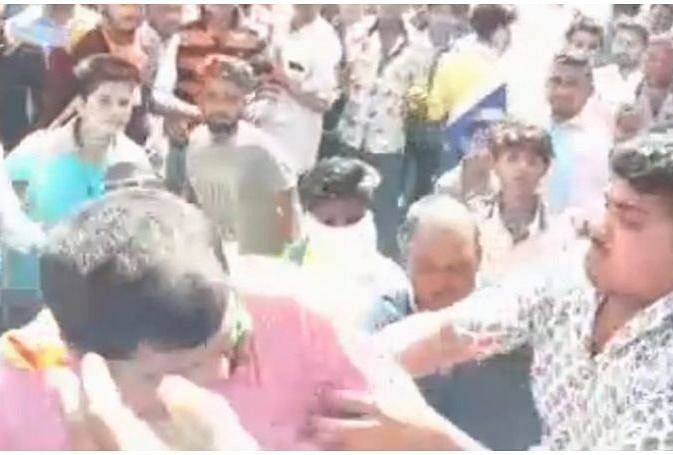 भाजपा कार्यकर्ता आपस में भिड़े