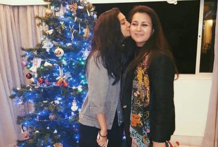 poonam dhillon with daughter