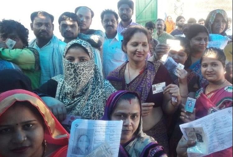 लोकसभा चुनाव 2019: इस बार महिलाएं जिसके साथ, सत्ता उसके हाथ बूथ के बाहर मतदाताओं की भीड़