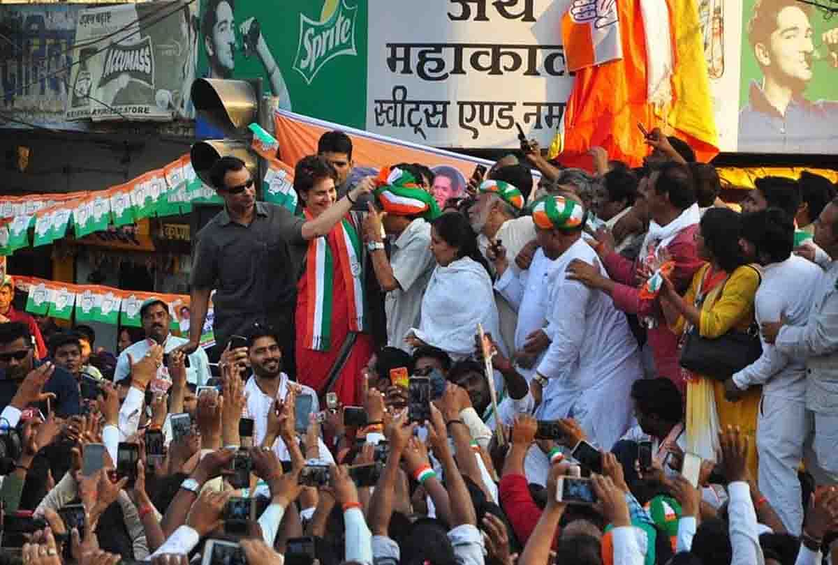 प्रियंका गांधी कानपुर में एक जनसभा के दौरान