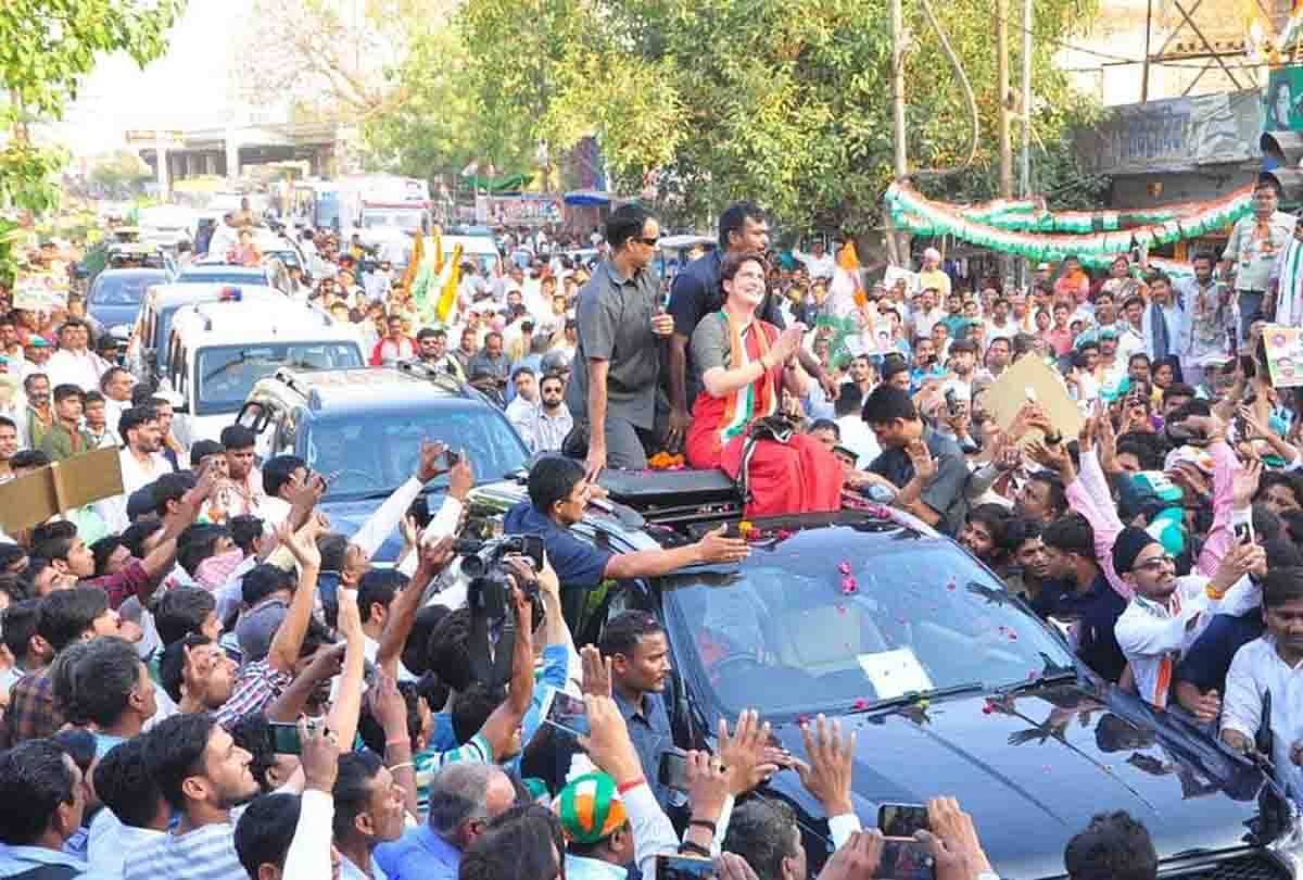 कानपुर में रोड शो के दौरान पहुंची प्रियंका गांधी