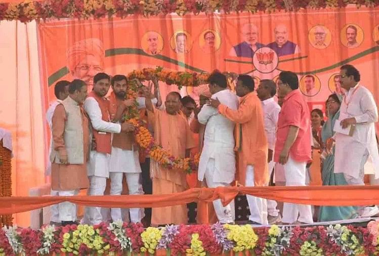 सीएम योगी ने साक्षी महाराज को बताया 'भारत की राष्ट्रीयता के प्रति आवाज उठाने वाला'