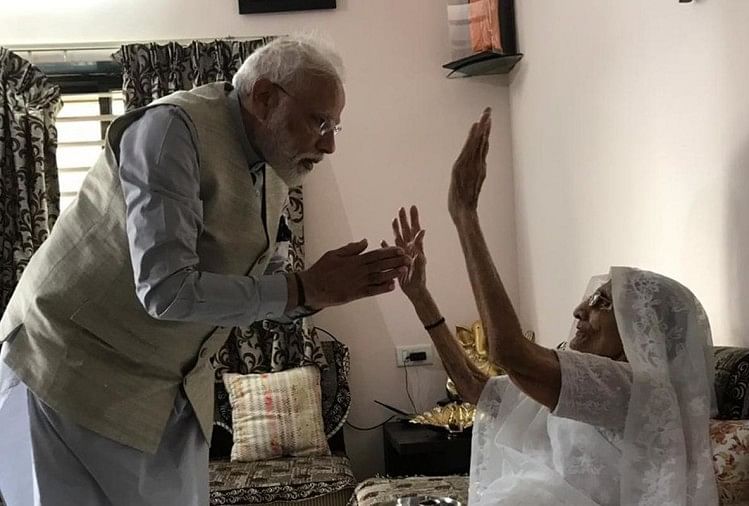 मां से आशीर्वाद लेते प्रधानमंत्री नरेंद्र मोदी