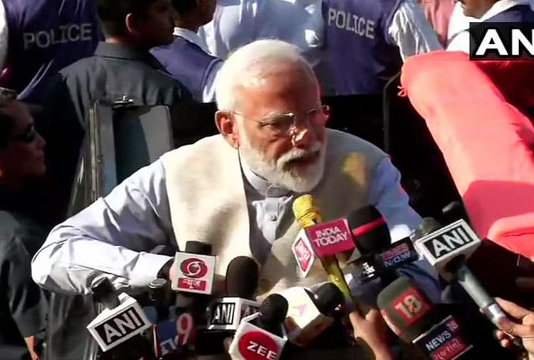 वोट डालने के बाद मीडिया से बातचीत करते प्रधानमंत्री नरेंद्र मोदी