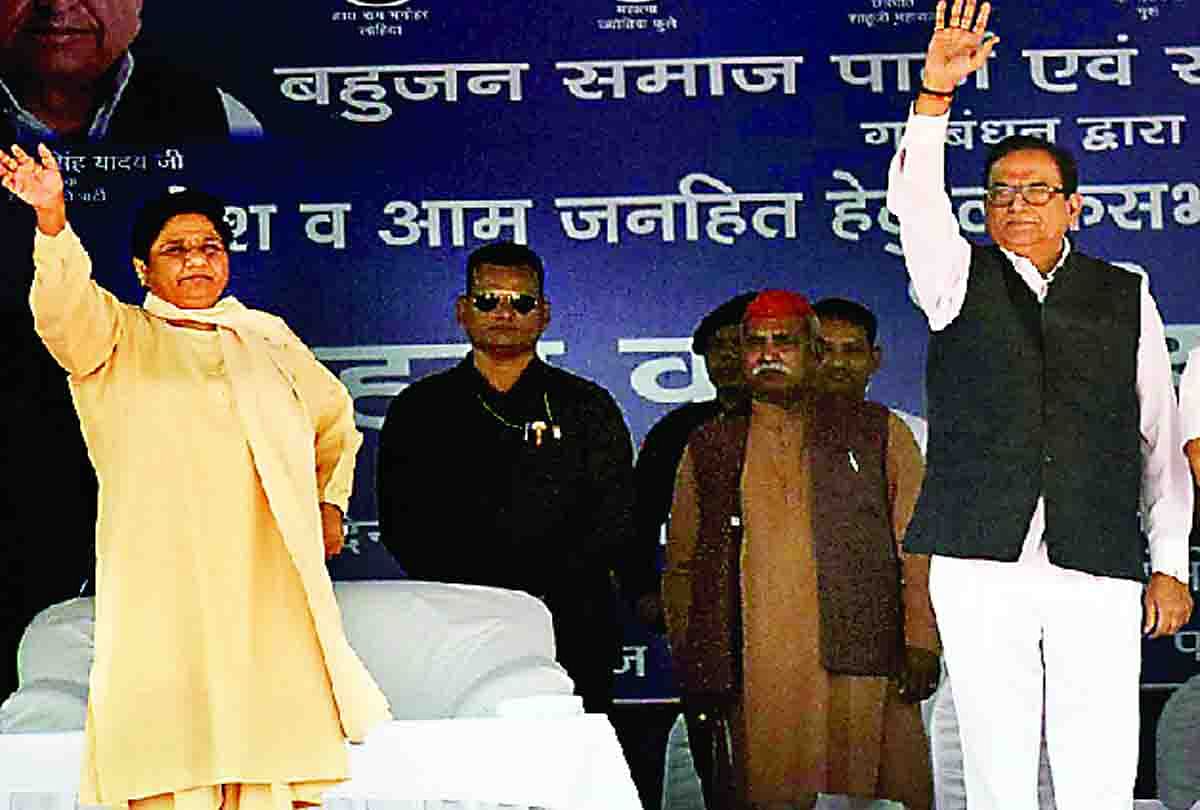रैली में हाथ हिलाकर लोगों का अभिवादन करतीं मायावती